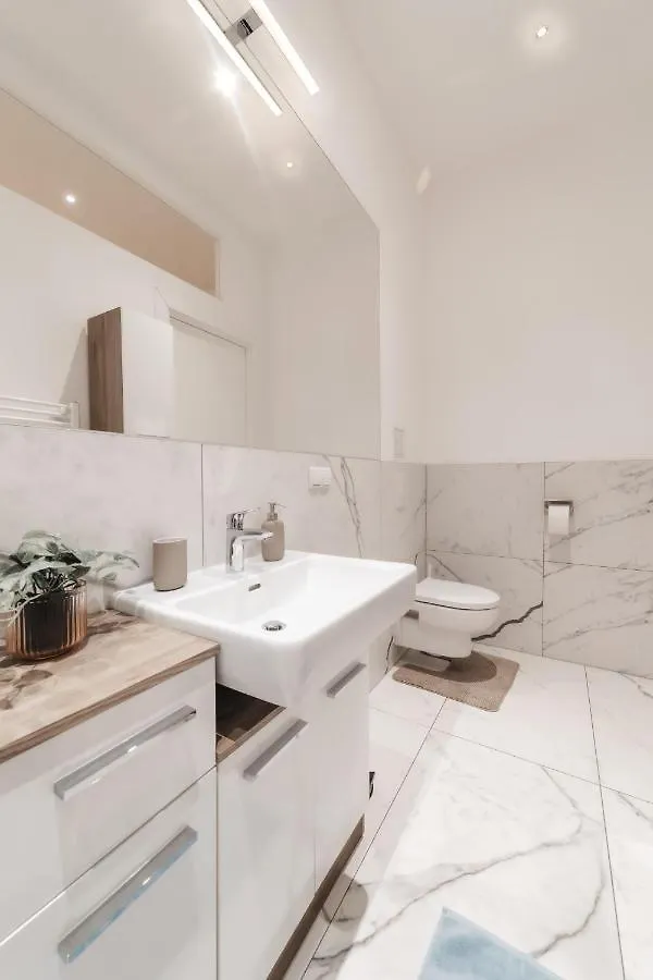 Cozy Apartment, 2 Private Terraces, 8 Min To City Center Wiedeń Apartament